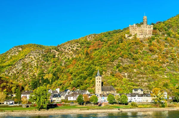 Maus hrad nad vesnici Wellmich v Německu — Stock fotografie