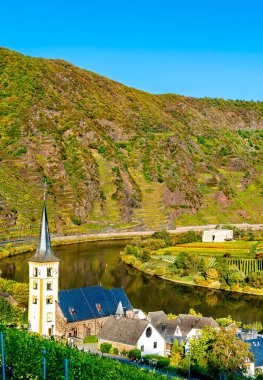 Saint Lawrence Kilisesi Moselle yay - Bremm, Almanya