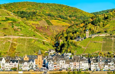 Almanya'da Moselle Nehri üzerinde Zell şehrin görünümü