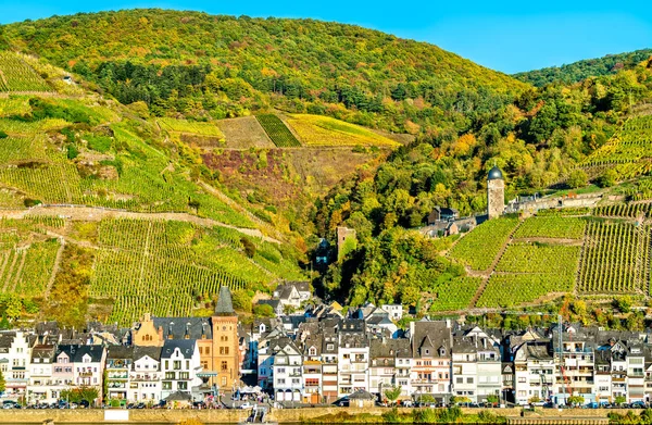 Pohled na město Zell na řece Moselle v Německu — Stock fotografie