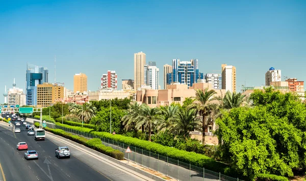 Skyline di Kuwait City lungo la prima tangenziale — Foto Stock