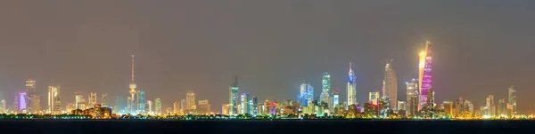 쿠웨이트 시의 밤 스카이 라인 — 스톡 사진