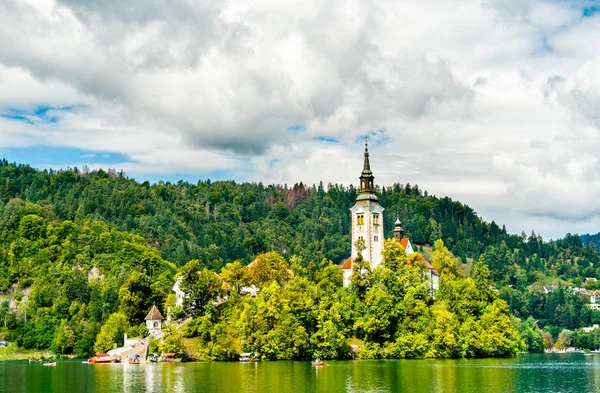 Iglesia de la Asunción de María en la Isla de Bled en Eslovenia —  Fotos de Stock