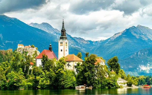 Iglesia de la Asunción de María y Castillo de Bled en Eslovenia —  Fotos de Stock