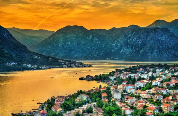 Tramonto sopra la città e la baia di Kotor in Montenegro — Foto Stock