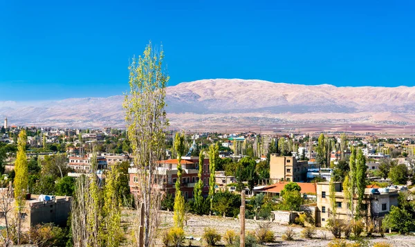 Άποψη της πόλης Μπάαλμπεκ με τα βουνά στο φόντο - Λίβανος — Φωτογραφία Αρχείου