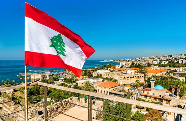 ビブロス城でレバノンの国旗 — ストック写真