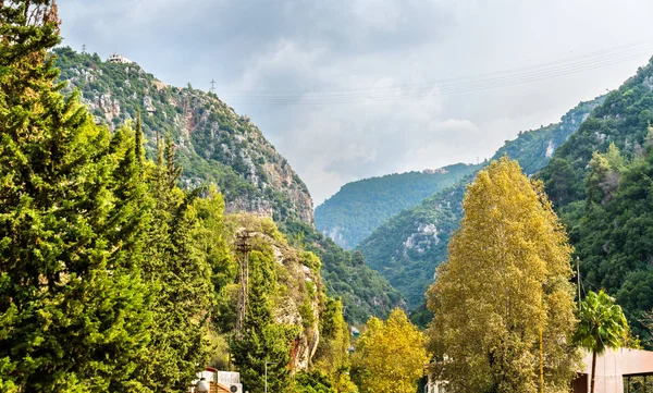 Bergen nära Jeita grottan i Libanon — Stockfoto