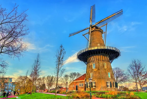 De Valk, un moulin à tour à Leyde, Pays-Bas — Photo