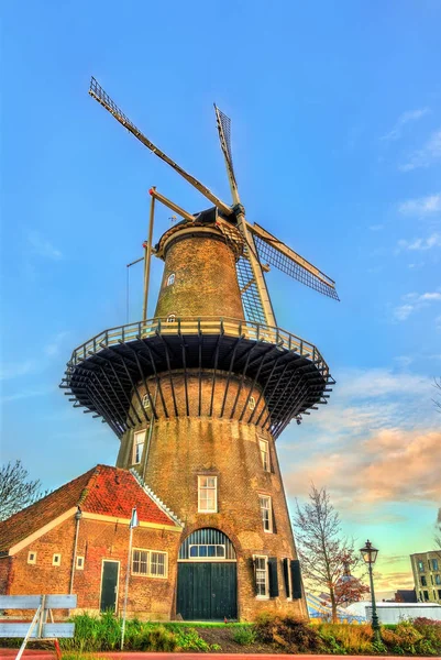 De Valk, un moulin à tour à Leyde, Pays-Bas — Photo