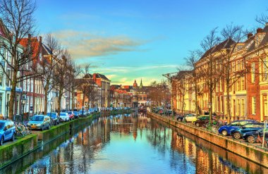 Geleneksel evleri yanında bir kanal Leiden, Hollanda