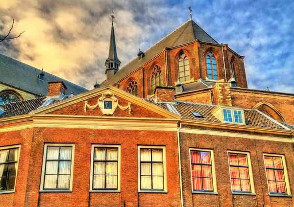 Miasta, Późnogotycki kościół w Leiden — Zdjęcie stockowe