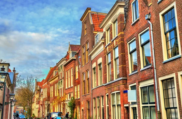 Traditional dutch houses on a street of Leiden, Holland — Stock Photo, Image