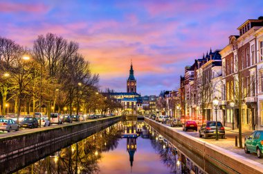 Geleneksel evleri yanında bir kanal Lahey, Hollanda