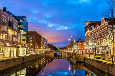 Geleneksel evleri yanında bir kanal Lahey, Hollanda