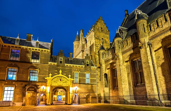 El Binnenhof, el edificio del Parlamento holandés en La Haya —  Fotos de Stock