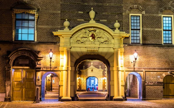 Brána u komplexu Binnenhof v Haagu, Nizozemsko — Stock fotografie