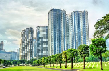 Manila Amerikan mezarlığı, Filipinler'den görüldüğü gibi gökdelenler
