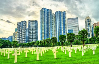 Manila Amerikan mezarlığı, Filipinler'den görüldüğü gibi gökdelenler