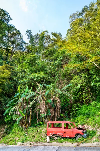 Roto coche oxidado en la aldea de Banaue en la isla de Luzón, Filipinas — Foto de Stock