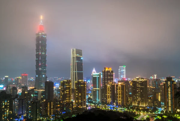 Taipei skyline in de nacht. Taiwan, Republiek China — Stockfoto