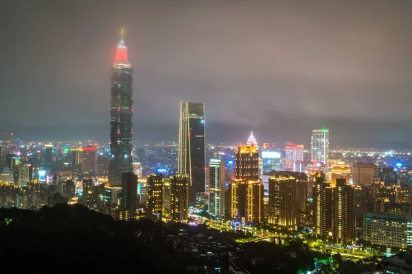 Taipei skyline in de nacht. Taiwan, Republiek China — Stockfoto