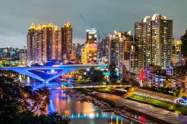 Vista noturna da cidade de Nova Taipei em Bitan, Taiwan — Fotografia de Stock