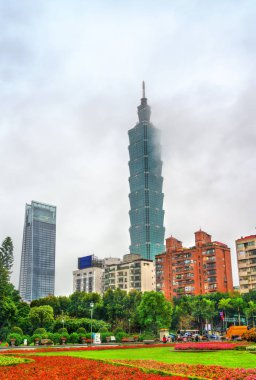 Taipei, Tayvan Zhongshan Park görüldüğü gibi içinde gökdelenler