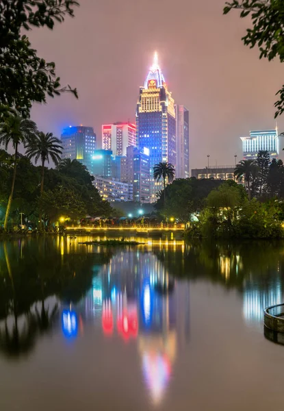 Geceleri gökdelenler Downtown Taipei. Tayvan