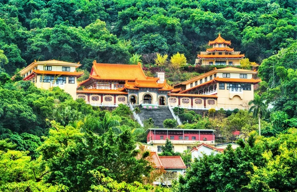 Templo de Miao em uma colina em Taipei, Taiwan — Fotografia de Stock