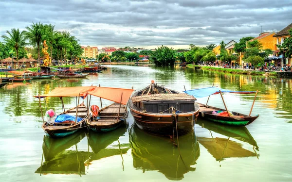 Hagyományos, fából készült csónakok a Hoi An, Vietnam — Stock Fotó