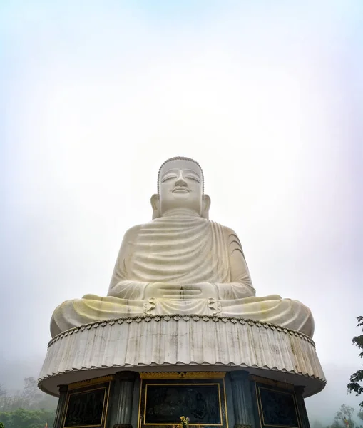 Buda heykeli Vietnam Ba Na Hills'te oturan devasa — Stok fotoğraf