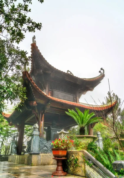 Templo budista em Ba Na Hills no Vietnã — Fotografia de Stock