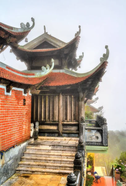 Templo budista em Ba Na Hills no Vietnã — Fotografia de Stock