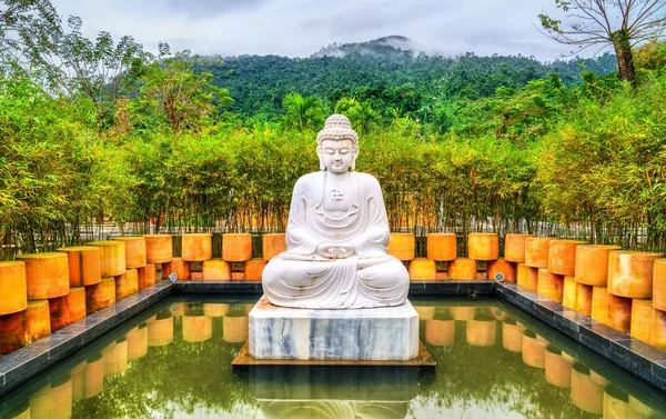 Buddha-Statue auf Ba-na-Hügeln in Vietnam — Stockfoto
