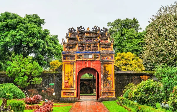 Portão antigo na Cidade Proibida em Hue, Vietnã — Fotografia de Stock