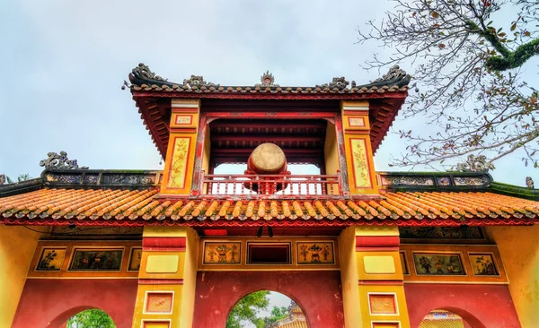 Ancient gate at the Forbidden City in Hue, Vietnam — Stock Photo, Image