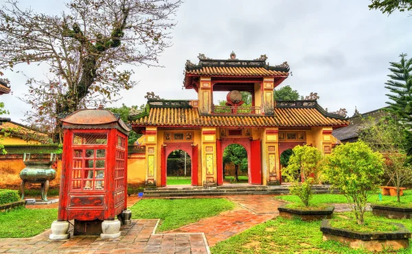 Starověká brána v Zakázaném městě v odstínu, Vietnam — Stock fotografie