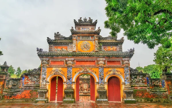 Portão antigo na Cidade Imperial em Hue, Vietnã — Fotografia de Stock