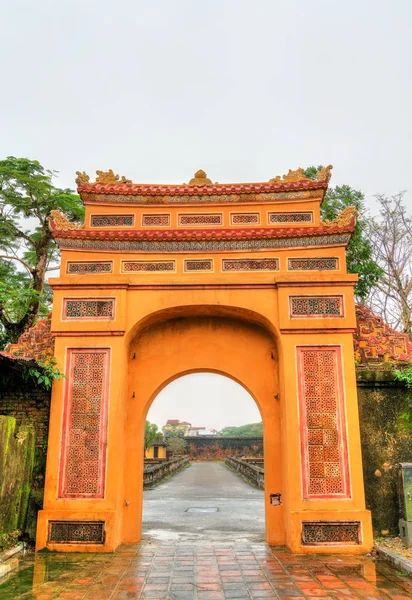 Starověká brána v říšském městě Hue ve Vietnamu — Stock fotografie