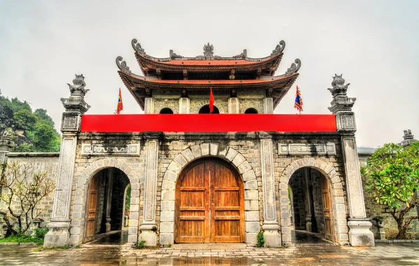 Brána do chrámu Dinh Tien Hoang v Hoa Lu, starověké město Vietnamu — Stock fotografie
