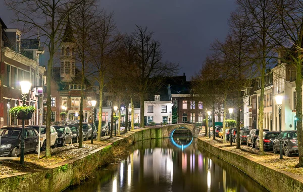 Edifici tradizionali olandesi lungo un canale ad Amersfoort, Paesi Bassi — Foto Stock