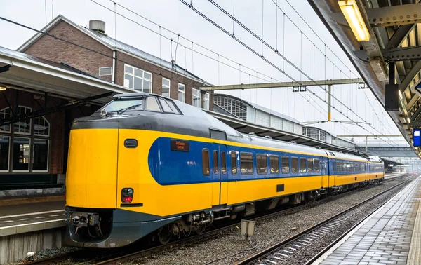 Passagierstrein bij station Amersfoort in Nederland — Stockfoto