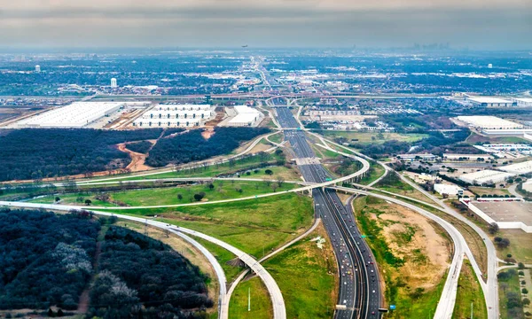 Auto-estradas e intercâmbios de estradas perto de Dallas, Texas, Estados Unidos — Fotografia de Stock