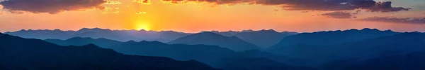Puesta de sol sobre montañas en el sur de México — Foto de Stock
