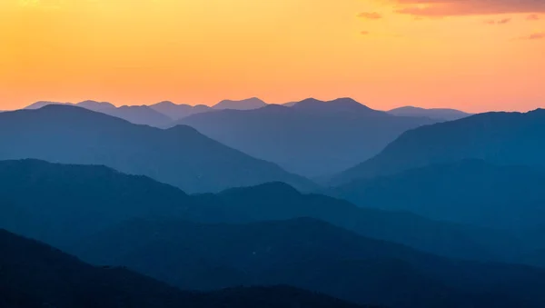 Puesta de sol sobre montañas en el sur de México — Foto de Stock