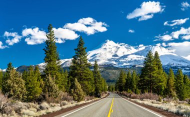 Kaliforniya'da Mounts Shasta ve Shastina'ya giden yol