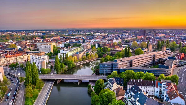 Lever de soleil au-dessus de l'Ill à Strasbourg, France — Photo