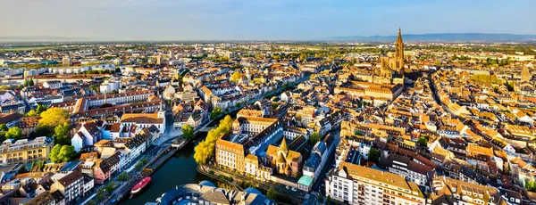 Panorama starého města Štrasburk s katedrálou, Francie — Stock fotografie