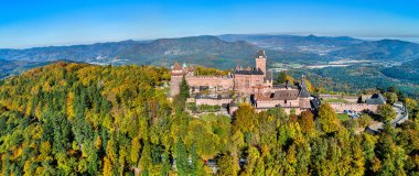 Hava panorama, Chateau du Haut-Königsbourg Vosges Dağları'nda. Alsace, Fransa